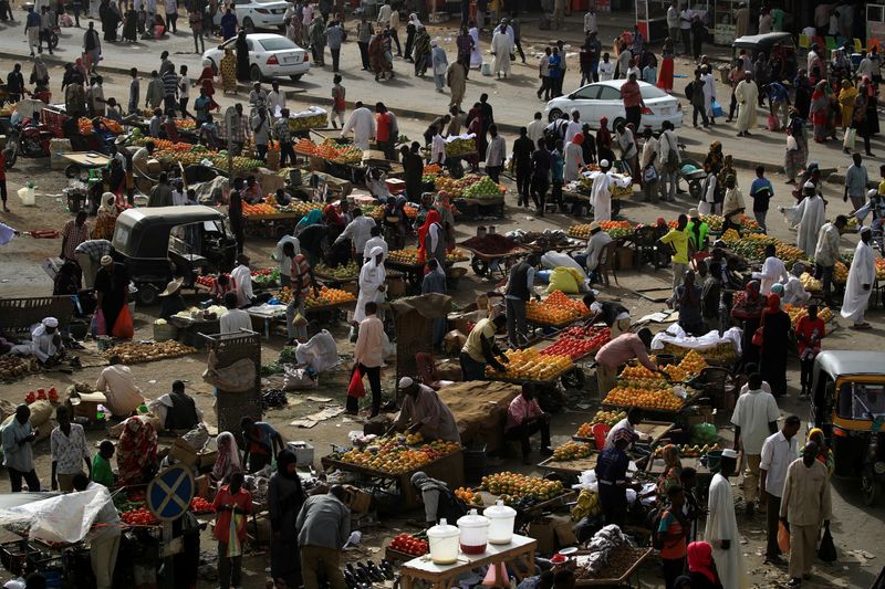 &copy; Reuters. FILE PHOTO: Sudanese residents shop in a bazaar in Khartoum, Sudan, May 4, 2019. REUTERS/Umit Bektas/File Photo
