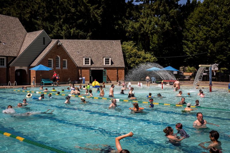 &copy; Reuters. Piscina pública lotada durante onda de calor em Portland, nos EUA
27/06/2021
REUTERS/Maranie Staab