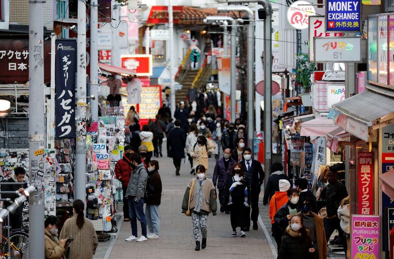 © Reuters. FILE PHOTO: Pedestrians wearing protective masks make their way at a shopping district, amid the coronavirus disease (COVID-19) outbreak, in Tokyo, Japan, January 8, 2021. REUTERS/Kim Kyung-Hoon