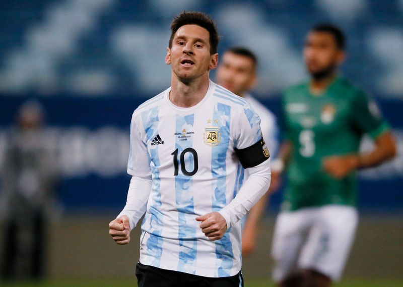 © Reuters. Jun 28, 2021 }
Foto del lunes del capitán de Argentina Lionel Messi celebrando tras marcar el tercer gol de su equipo ante Bolivia. 
REUTERS/Mariana Greif