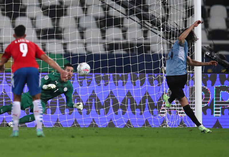 &copy; Reuters.  Jun 28, 2021 
Foto del lunes del delantero de Uruguay Edison Cavani marcando de penal ante Paraguay. 
REUTERS/Ricardo Moraes