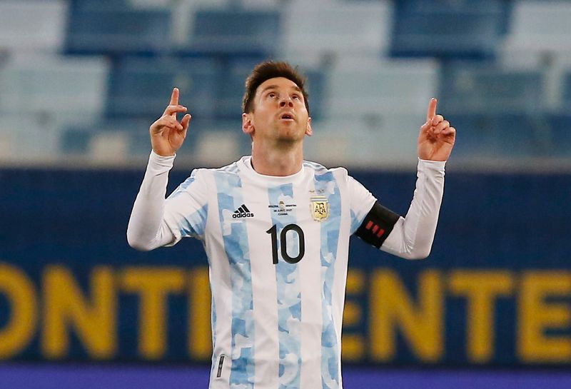 &copy; Reuters. الأرجنتيني ليونيل ميسي يحتفل بتسجيله الهدف الثاني لمنتخب بلاده خلال مباراة أمام بوليفيا في دور الثمانية لكأس كوبا أمريكا لكرة القدم يوم ال