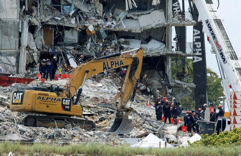 &copy; Reuters. عمال الطوارئ يقومون بالبحث تحت الأنقاض في موقع انهيار جزء من مبنى شامبلين تاورز ساوث بالقرب من ميامي بيتش في ولاية فلوريدا الأمريكية يوم ال