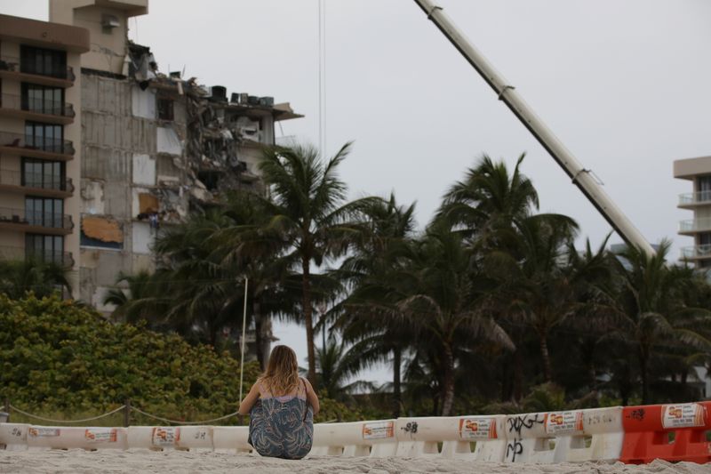 &copy; Reuters. Les équipes de secours ont découvert lundi deux cadavres supplémentaires dans les décombres de l'immeuble résidentiel en front de mer près de Miami qui s'est effondré jeudi, portant à 11 morts le bilan de la catastrophe. /Photo prise le 28 juin 20