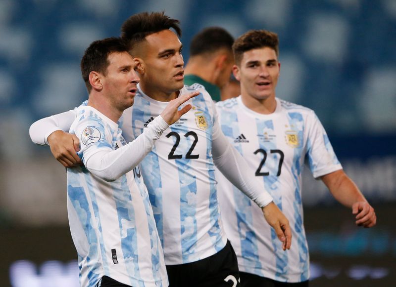 &copy; Reuters. 　サッカーの南米選手権（コパ・アメリカ）は２８日、ブラジルで１次リーグＡ組の最終戦を行い、アルゼンチンはボリビアに４─１で快勝した。写真は得点を喜ぶアルゼンチンの選手たち