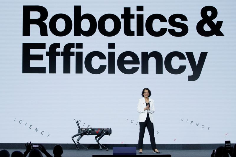 &copy; Reuters. Rima Qureshi, vicepresidenta de estrategia EVP de Verizon, de pie junto a un robot mientras pronuncia un discurso durante el Mobile World Congress (MWC) en Barcelona, España. 28 de junio, 2021. REUTERS/Albert Gea