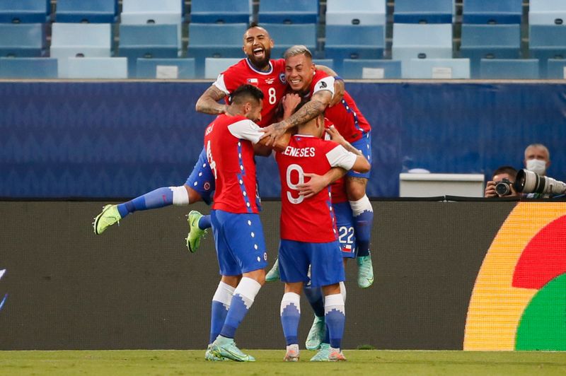 &copy; Reuters. Celebración de la selección chilena de fútbol durante un partido de la Copa América contra Bolivia en Cuiabá, Brasil. Junio 18, 2021. REUTERS/Mariana Greif