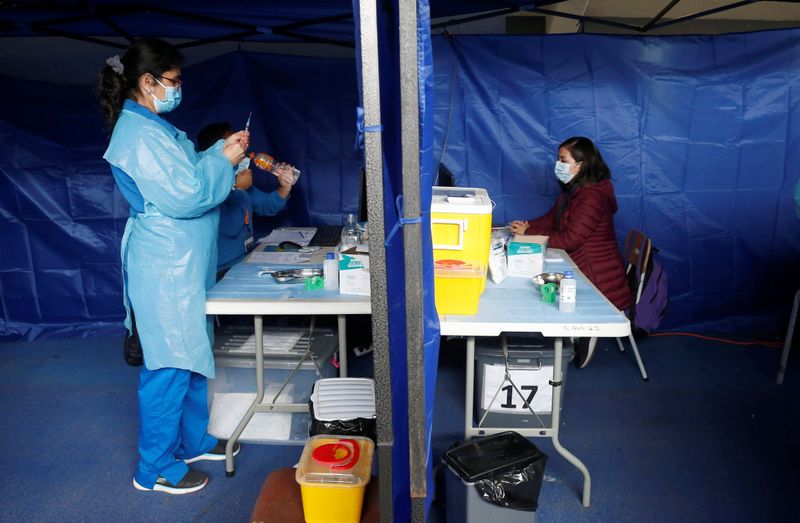 &copy; Reuters. IMAGEN DE ARCHIVO. Trabajadores de la salud preparan una dosis de la vacuna de Pfizer/BioNTech contra el coronavirus en Viña del Mar, Chile, Abril 22, 2021. REUTERS/Rodrigo Garrido