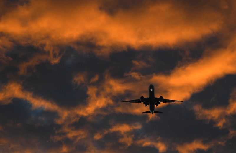 &copy; Reuters. A passenger plane flies towards Heathrow airport at dawn in London, Britain, September 12, 2016.  REUTERS/Toby Melville/Files