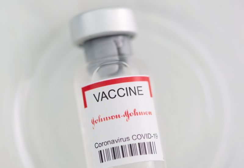&copy; Reuters. Una fiala che riporta la scritta "Vaccino contro il Covid-19 Johnson&Johnson" . 2 maggio 2021 REUTERS/Dado Ruvic
