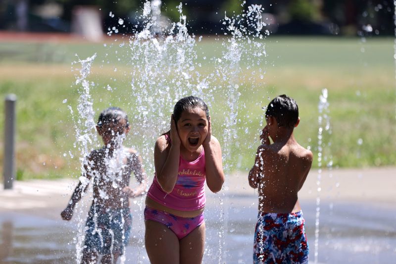 &copy; Reuters. أطفال يلعبون بالمياه خلال موجة الحر في سياتل بواشنطن يوم 26 يونيو حزيران 2021. تصوير: كارين دوسي - رويترز