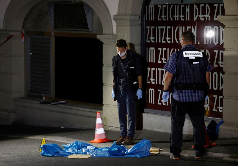 &copy; Reuters. Sur les lieux de l'attaque au couteau de vendredi à Würzburg, en Bavière. Celle-ci, qui a fait trois morts et sept blessés graves, est probablement liée à une "motivation islamiste", a annoncé mardi le parquet de Munich. /Photo prise le 25 juin 202