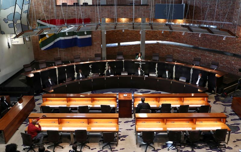 &copy; Reuters. La juge Sisi Khampepe lors du jugement. L'ancien président sud-africain Jacob Zuma a été condamné mardi par la Cour constitutionnelle à quinze mois de prison pour outrage à la justice après avoir refusé de comparaître devant une commission anti-c