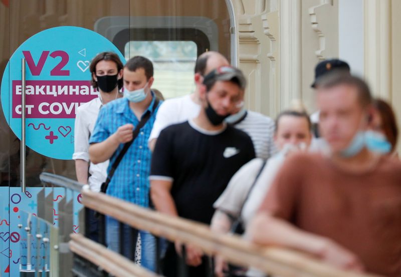 &copy; Reuters. People line up to receive vaccine against the coronavirus disease (COVID-19) outside a vaccination centre in the State Department Store, GUM, in central Moscow, Russia June 25, 2021. REUTERS/Shamil Zhumatov