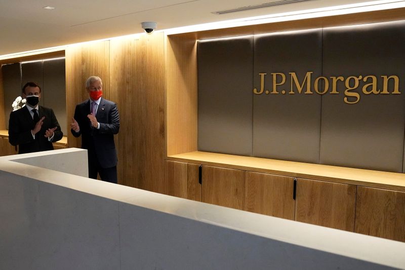 &copy; Reuters. Emmanuel Macron a inauguré mardi le nouveau siège commercial de JP Morgan à Paris alors que la France tente, dans le sillage du Brexit, d'attirer les professionnels de la finance autrefois basés à Londres à renfort de mesures fiscales. /Photo prise 