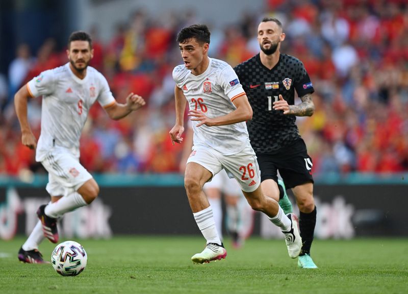 &copy; Reuters. Fútbol - Eurocopa 2020 - Octavos de final - Croacia contra España - Estadio Parken, Copenhague, Dinamarca - El español Pedri en acción con el croata Marcelo Brozovic, 28 de junio de 2021. REUTERS/Stuart Franklin