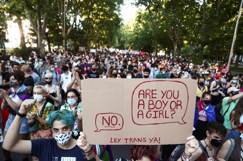 &copy; Reuters. Manifestantes en el Día del Orgullo LGBT en Madrid, España, 28 de junio de 2021. REUTERS/Sergio Pérez