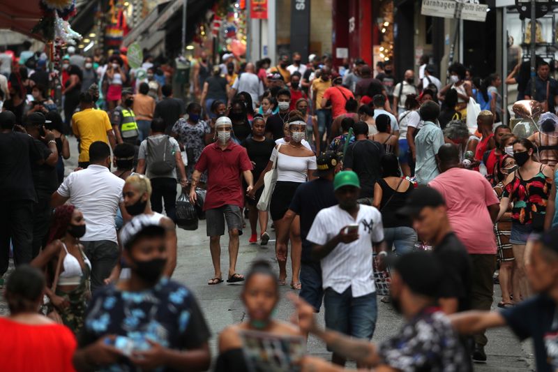 &copy; Reuters. Consumidores fazem compras em rua comercial de São Paulo em meio a disseminação da Covid-19
21/12/2020
REUTERS/Amanda Perobelli