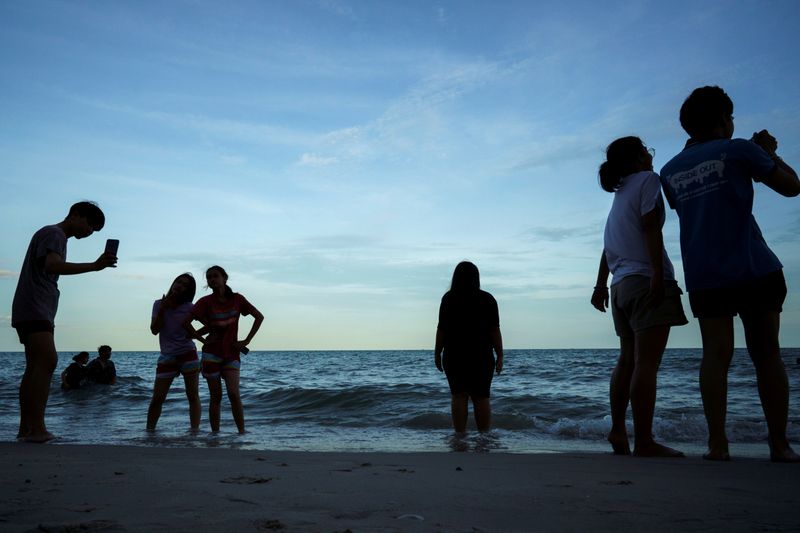 &copy; Reuters. FILE PHOTO: People enjoy Cha-am Beach in Phetchaburi province, Thailand, September 26, 2020. REUTERS/Athit Perawongmetha