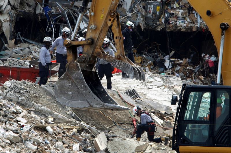 &copy; Reuters. Equipes de resgate trabalham nos escombros de prédio que desabou parcialmente em Surfside, na Flórida
28/06/2021 REUTERS/Joe Skipper