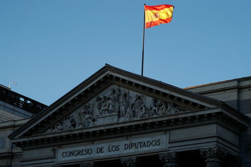 &copy; Reuters. Le gouvernement espagnol a approuvé mardi une première version d'un projet de loi controversé autorisant les personnes de 14 ans et plus à changer de genre sans diagnostic médical ou thérapie hormonale. /Photo d'archives/REUTERS/Jon Nazca