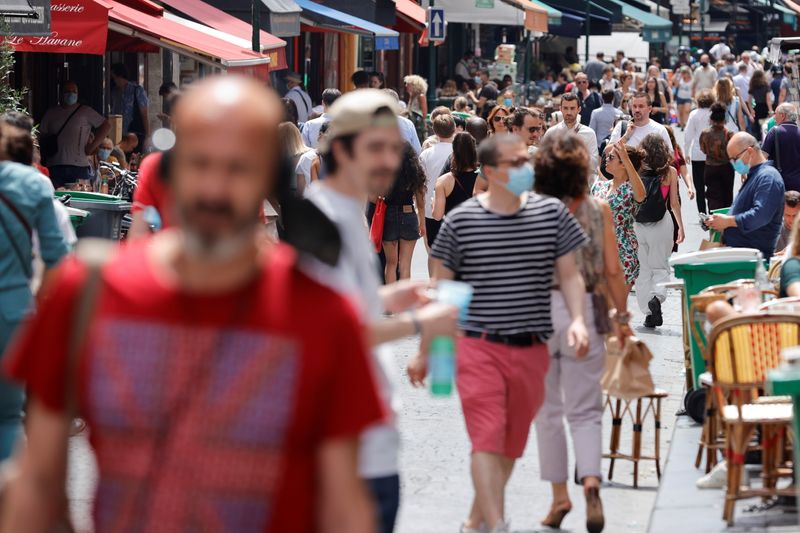 © Reuters. Pessoas caminham pelas ruas de Paris, França, onde máscaras não são mais obrigatórias ao ar livre 
17/06/2021
REUTERS/Gonzalo Fuentes