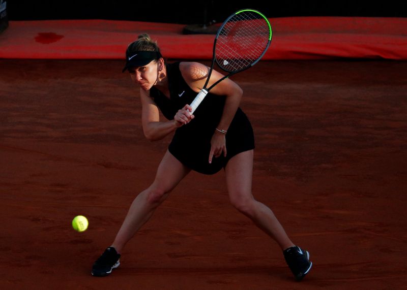 &copy; Reuters. Imagen de archivo de la tenista rumana Simona Halep en acción durante su partido de segunda ronda contra la alemana Angelique Kerber por el Abierto de Roma de la WTA en el Foro Itálico de Roma, Italia. 12 de mayo, 2021. REUTERS/Guglielmo Mangiapane