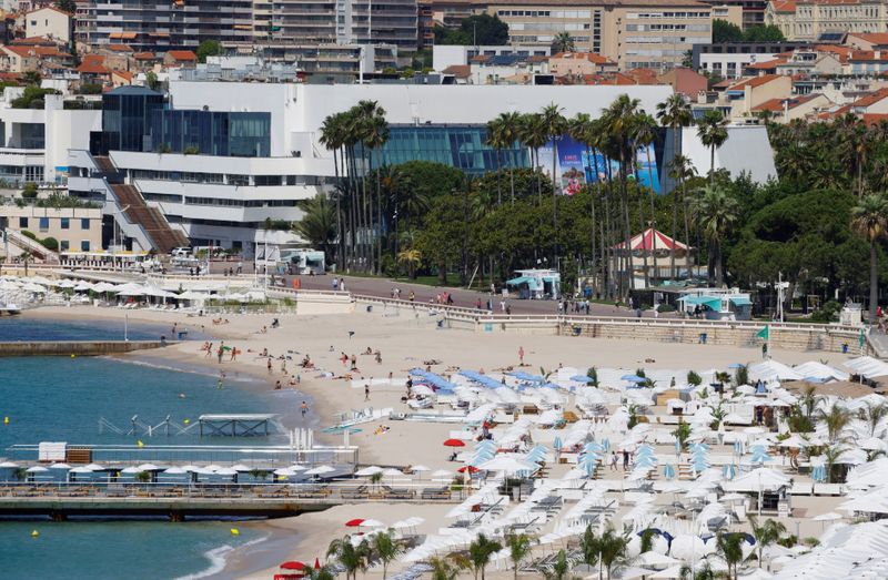 &copy; Reuters. Foto de archivo. Una vista de la riviera francesa que se prepara para la edición del Festival de Cannes en julio. Francia 3 de junio de 2021. REUTERS/Eric Gaillard/File Photo