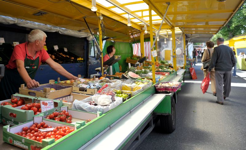 &copy; Reuters. A salesman waits for customers on a farmer's market in the northern German town of Hamburg May 26, 2011. German health authorities on May 25, 2011 have warned consumers to be careful with raw salad vegetables, after reporting about 140 cases and at least 