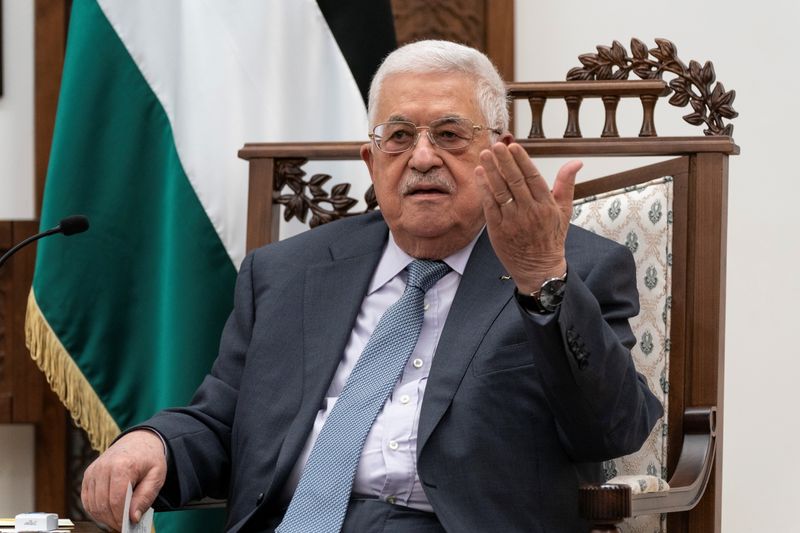 &copy; Reuters. الرئيس الفلسطيني محمود عباس يتحدث في رام الله بالضفة الغربية يوم 25 مايو أيار 2021. صورة لرويترز من ممثل لوكالات الأنباء.