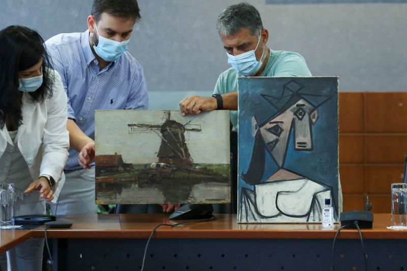 &copy; Reuters. Las pinturas "Cabeza de Mujer" de Pablo Picasso y "Molino" de Piet Mondrian, ambas robadas desde la Galería Nacional de Grecia en 2012, son exhibidas durante su presentación a miembros de la prensa en el Ministerio de Protección Ciudadana en Atenas, Gr