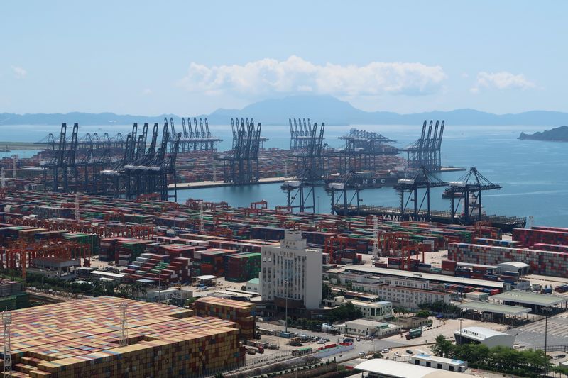 &copy; Reuters. FILE PHOTO: Cranes and containers are seen at the Yantian port in Shenzhen, following the novel coronavirus disease (COVID-19) outbreak, Guangdong province, China May 17, 2020. REUTERS/Martin Pollard