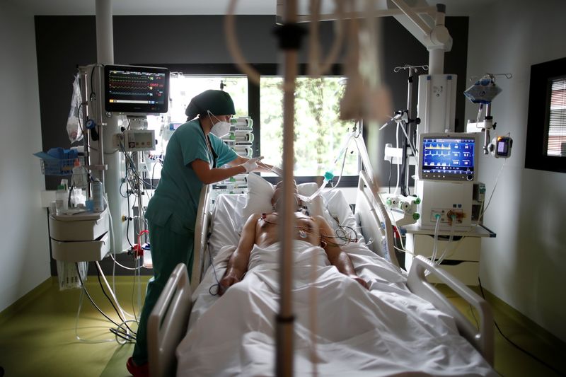 &copy; Reuters. FOTO DE ARCHIVO: Un trabajador sanitario atiende a un paciente con COVID-19 en la Unidad de Cuidados Intensivos (UCI) del hospital privado Centre Cardiologique du Nord en Saint-Denis, cerca de París, durante la pandemia de COVID-19 en Francia, 4 de mayo 