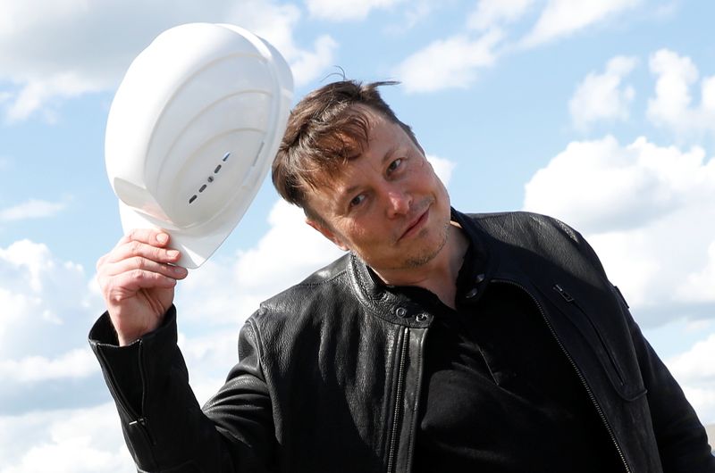 &copy; Reuters. SpaceX founder and Tesla CEO Elon Musk holds a helmet as he visits the construction site of Tesla's gigafactory in Gruenheide, near Berlin, Germany, May 17, 2021. REUTERS/Michele Tantussi