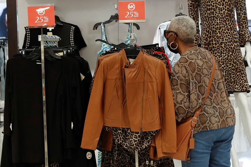 &copy; Reuters. Consumidora faz compras em loja de departamentos na cidade de Garden City, no Estado de Nova York
20/05/2021
REUTERS/Shannon Stapleton