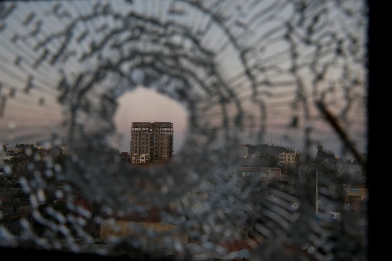 &copy; Reuters. Un edificio a través de un agujero de bala en una ventana del Hotel África en la ciudad de Shire, región de Tigray, Etiopía, 17 de marzo de 2021. REUTERS/Baz Ratner 