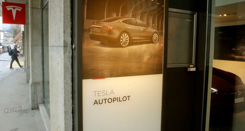 &copy; Reuters. FILE PHOTO: An advertisement promotes Tesla Autopilot at a showroom of U.S. car manufacturer Tesla in Zurich, Switzerland March 28, 2018. REUTERS/Arnd Wiegmann