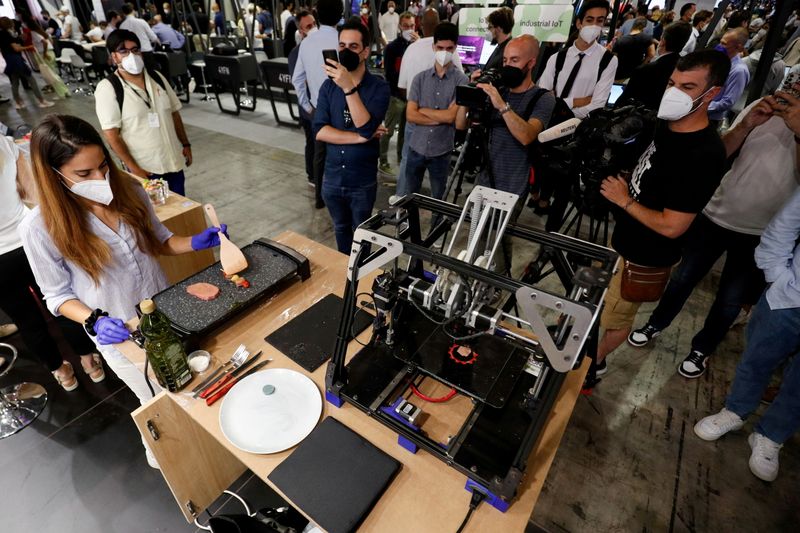 &copy; Reuters. Una mujer cocina un trozo de carne impreso con una impresora 3D por Novameat durante el Mobile World Congress (MWC) en Barcelona, España, el 29 de junio de 2021. REUTERS/Albert Gea TPX IMÁGENES DEL DÍA