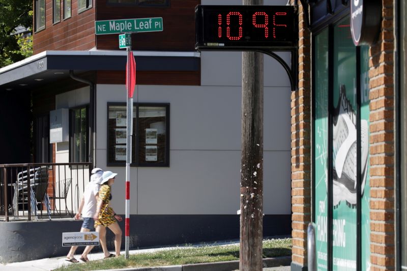 &copy; Reuters. A digital sign shows a temperature of 109 degrees Fahrenheit during the scorching weather of a heatwave in Seattle, Washington, U.S. June 28, 2021. REUTERS/Jason Redmond   