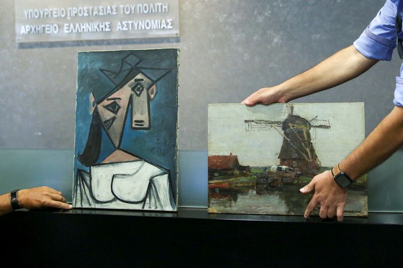 &copy; Reuters. لوحة بيكاسو "رأس امرأة" للرسام الاسباني بابلو بيكاسو ولوحة "الطاحونة" للرسام الهولندي بيت موندريان اللتين سرقتا من متحف الوطني اليوناني في ع