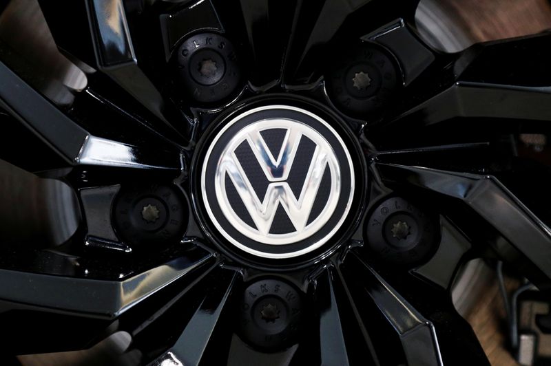 &copy; Reuters. FILE PHOTO: The logo of German carmaker Volkswagen is seen on a rim cap in a showroom of a Volkswagen car dealer in Brussels, Belgium July 9, 2020. REUTERS/Francois Lenoir