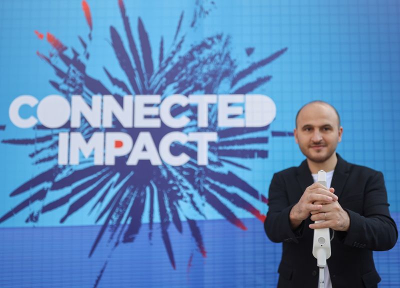 &copy; Reuters. El empresario ciego de nacionalidad turca Kursat Ceylan, de 35 años y cofundador de Wewalk, usa su bastón inteligente a su llegada al Mobile World Congress (MWC) en Barcelona, España. 29 de junio, 2021. REUTERS/Nacho Doce