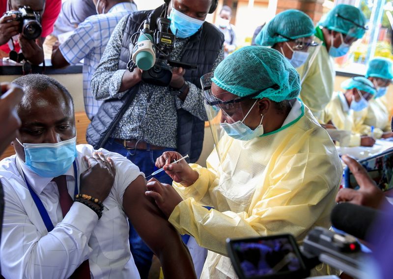 &copy; Reuters. Profissional de saúde aplica vacina contra Covid-19 em paciente em Harare, no Zimbabué
18/02/2021 REUTERS/Philimon Bulawayo