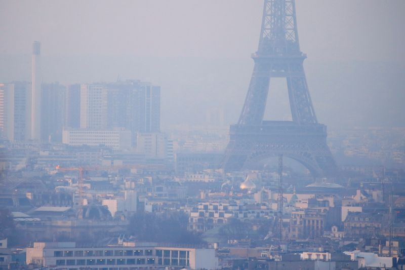 &copy; Reuters. FILE PHOTO: The Eiffel Tower is surrounded by a small-particle haze which hangs above the skyline in Paris, France, December 9, 2016 as the City of Light experienced the worst air pollution in a decade.  REUTERS/Gonzalo Fuentes/File Photo