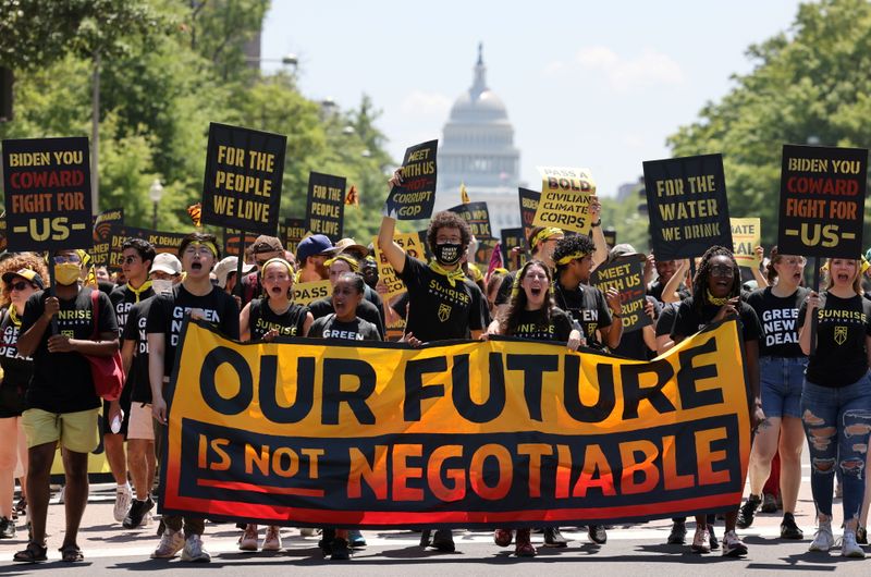 &copy; Reuters. Demonstrators display signs and a banner during a "No Climate, No Deal" march on the White House, in Washington, DC, U.S., June 28, 2021. REUTERS/Evelyn Hockstein     