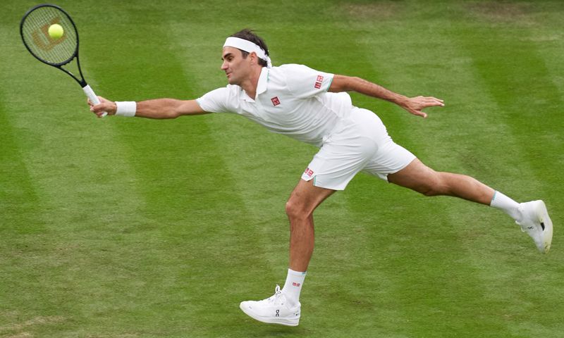 &copy; Reuters.  Roger Federer (SUI) en una jugada en el partido contra el francés Adrian Manarinoo (FRA) en el All England Lawn Tennis and Croquet Club. Jun 29, 2021; Londres, Reino Unido. Crédito obligatorio Peter Van den Berg-USA TODAY Sports