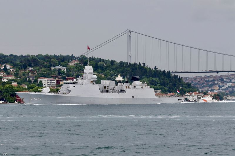 &copy; Reuters. IMAGEN DE ARCHIVO. La fragata  HNLMS Evertsen de la Marina Real de Países Bajos se ve navegando en el Bósforo de Estambul, Turquía, Junio 14, 2021. Picture taken June 14, 2021. REUTERS/Yoruk Isik