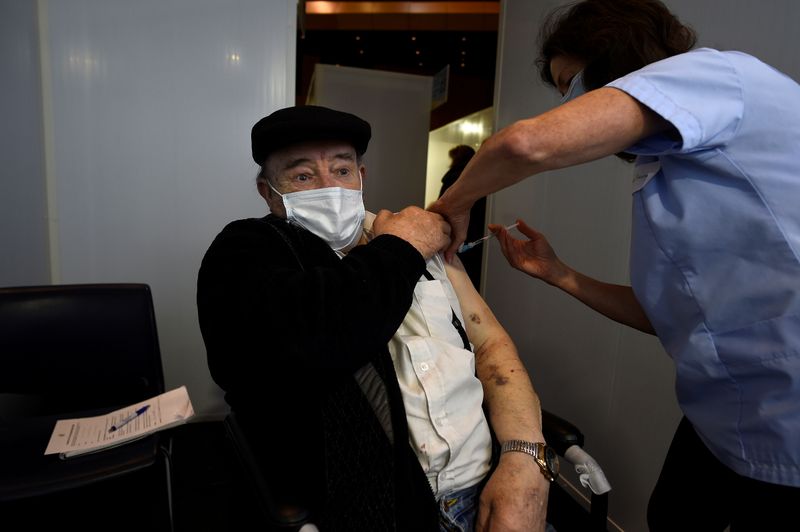 &copy; Reuters. رجل يحصل على تطعيم بلقاح أسترا زينيكا المضاد لكوفيد-19 في دبلن عاصمة أيرلندا يوم 20 فبراير شباط 2021. تصوير: كلودا كيلكوين - رويترز.