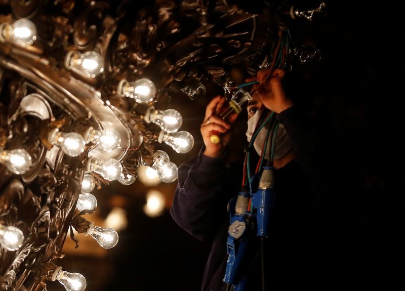 &copy; Reuters. Un electricista trabaja en la araña del Teatro Colón días antes de su reapertura. Buenos Aires, Argentina, junio 29 de  2021. REUTERS/Agustin Marcarian