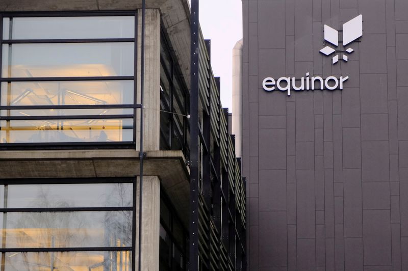 &copy; Reuters. FILE PHOTO: Equinor's logo is seen at the company's headquarters in Stavanger, Norway December 5, 2019. REUTERS/Ints Kalnins/File Photo
